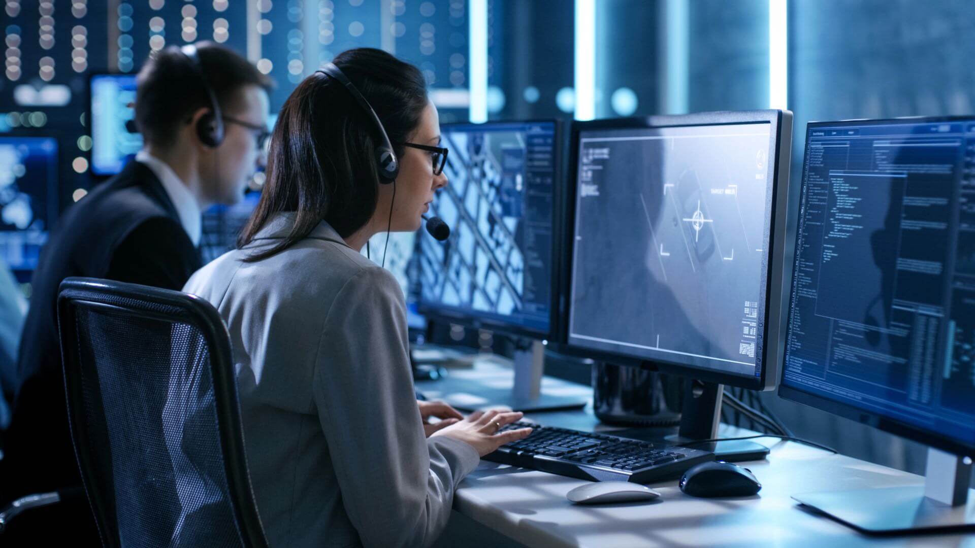 img-it-professional Female Working In A Surveillance Team Gives Instructions With Th